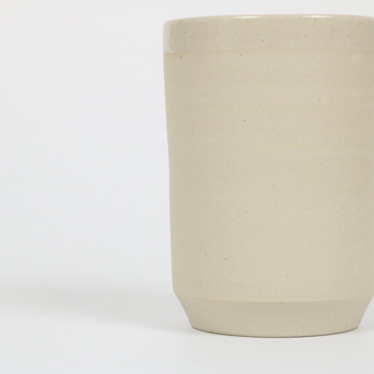 beigefarbener handgedrehter Becher aus Steinzeugton