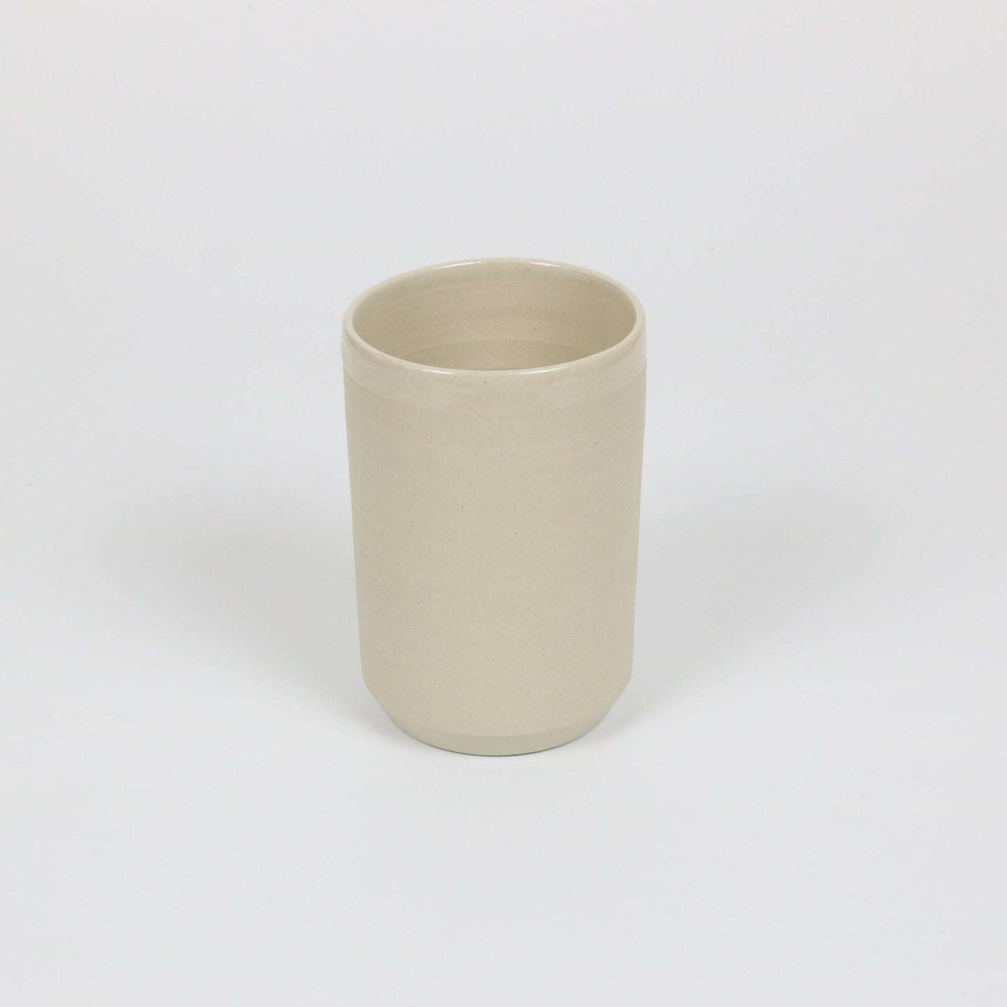 beigefarbener handgedrehter Becher aus Steinzeugton