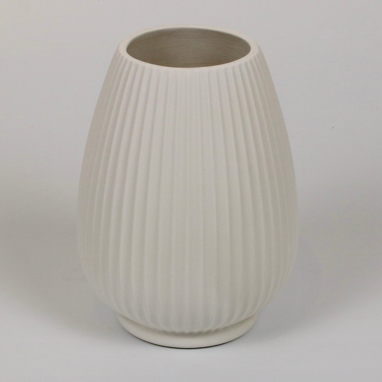 Vase geriffelt aus Keramik zum Bemalen