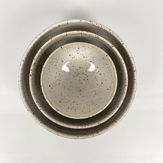 drei unterschiedlich große handgedrehte Bowls aus Steinzeugton mit Basaltspots, ineinandergestellt, von oben