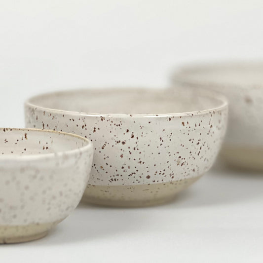 drei unterschiedlich große handgedrehte Bowls aus Steinzeugton mit Basaltspots hintereinandergestellt