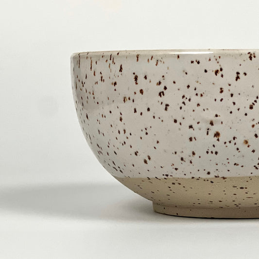 mittelgroße handgedrehte Bowl aus Steinzeugton mit Basaltspots von der Seite, Nahansicht