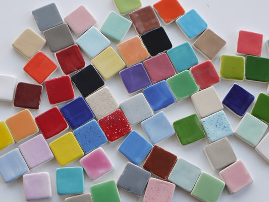 viele kleine, bunte Fliesen