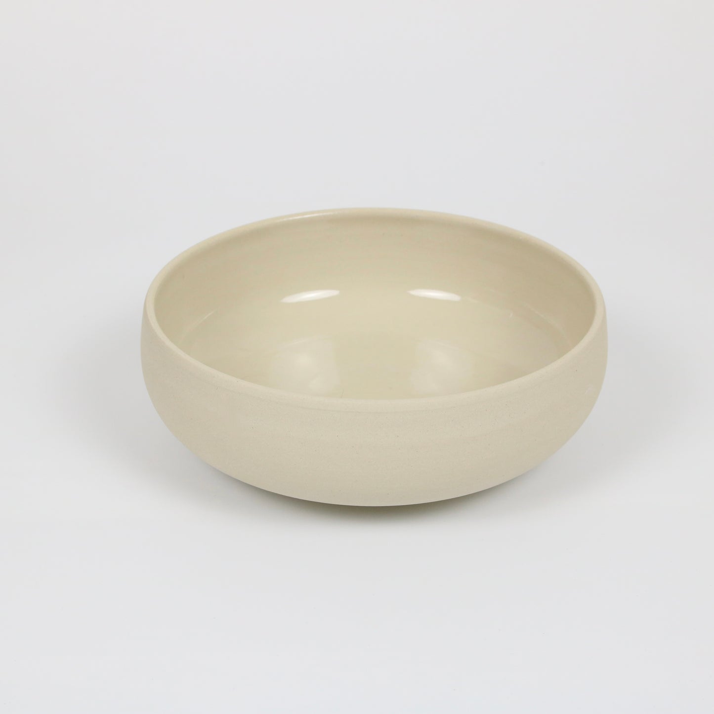 große flache beigefarbene handgedrehte Bowl aus Steinzeugton