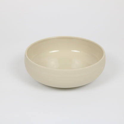 große flache beigefarbene handgedrehte Bowl aus Steinzeugton