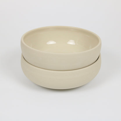 zwei große flache beigefarbene handgedrehte Bowls aus Steinzeugton, gestapelt