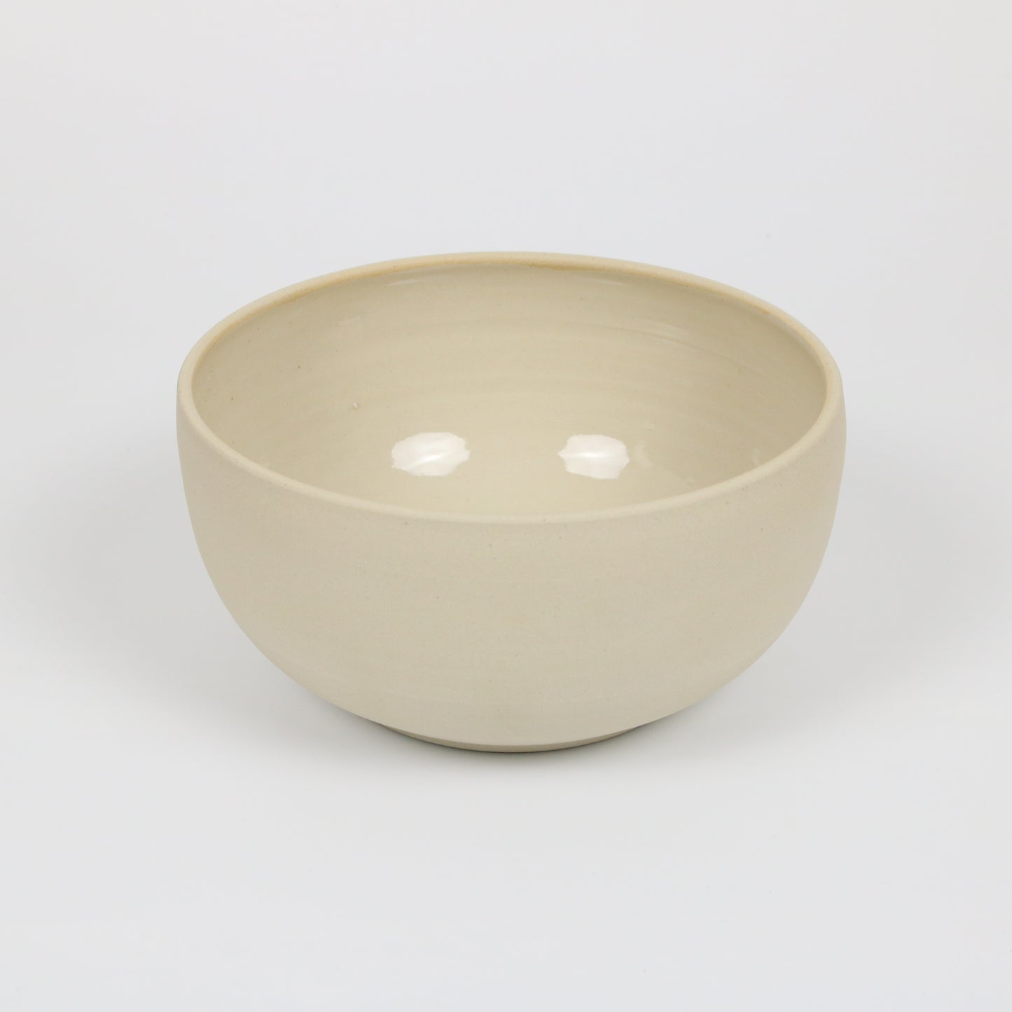 große hohe beigefarbene handgedrehte Bowl aus Steinzeugton