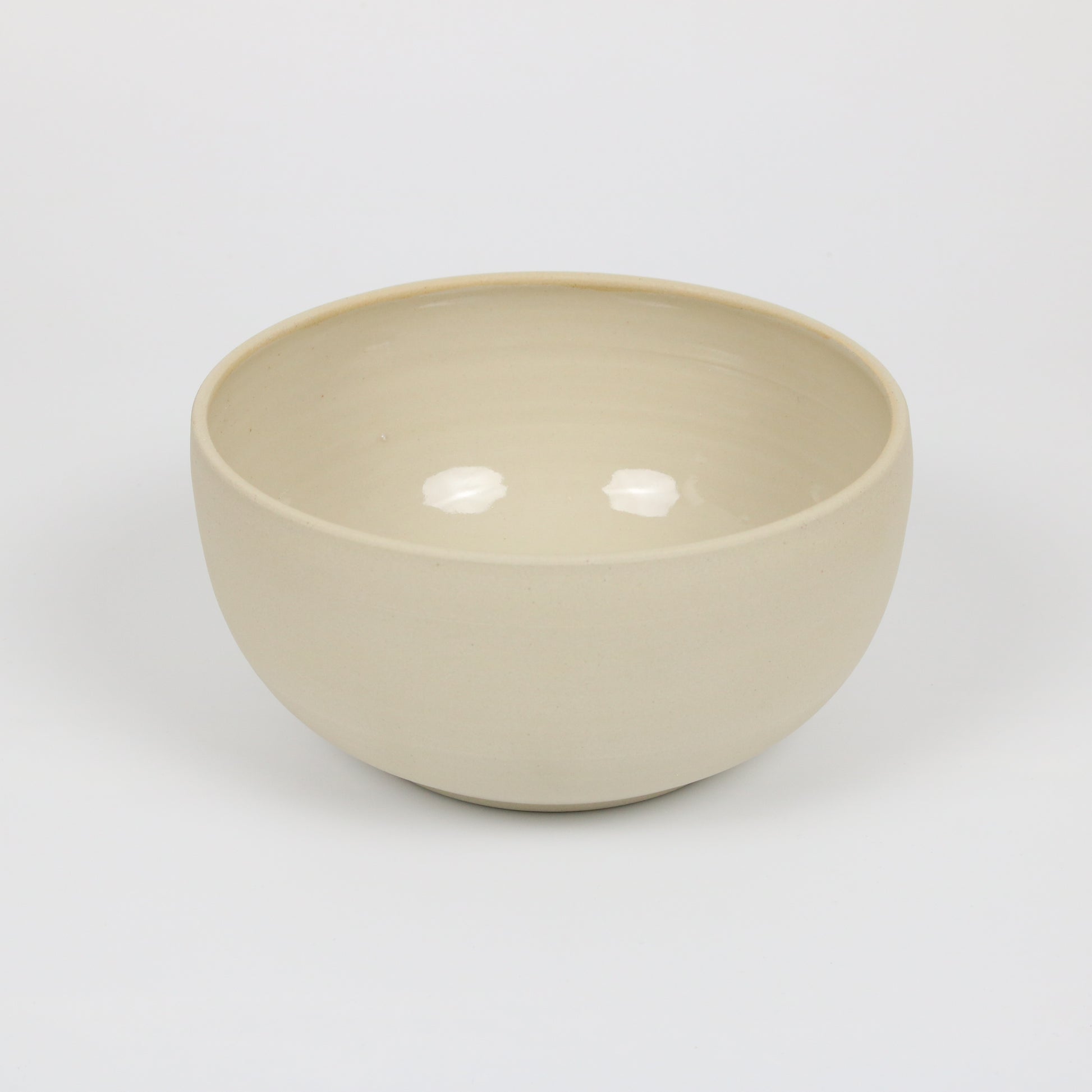 große hohe beigefarbene handgedrehte Bowl aus Steinzeugton