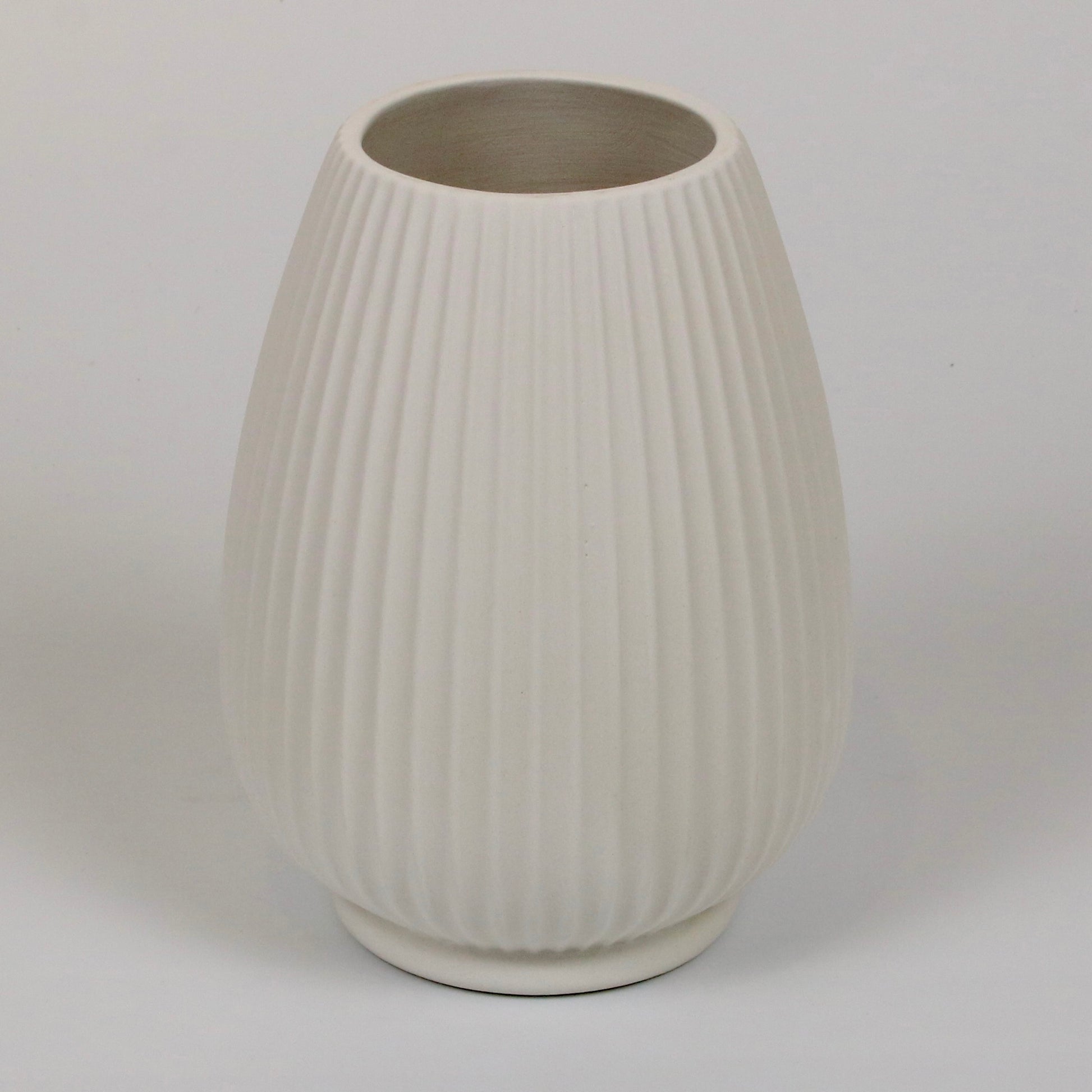 Vase geriffelt aus Keramik zum Bemalen
