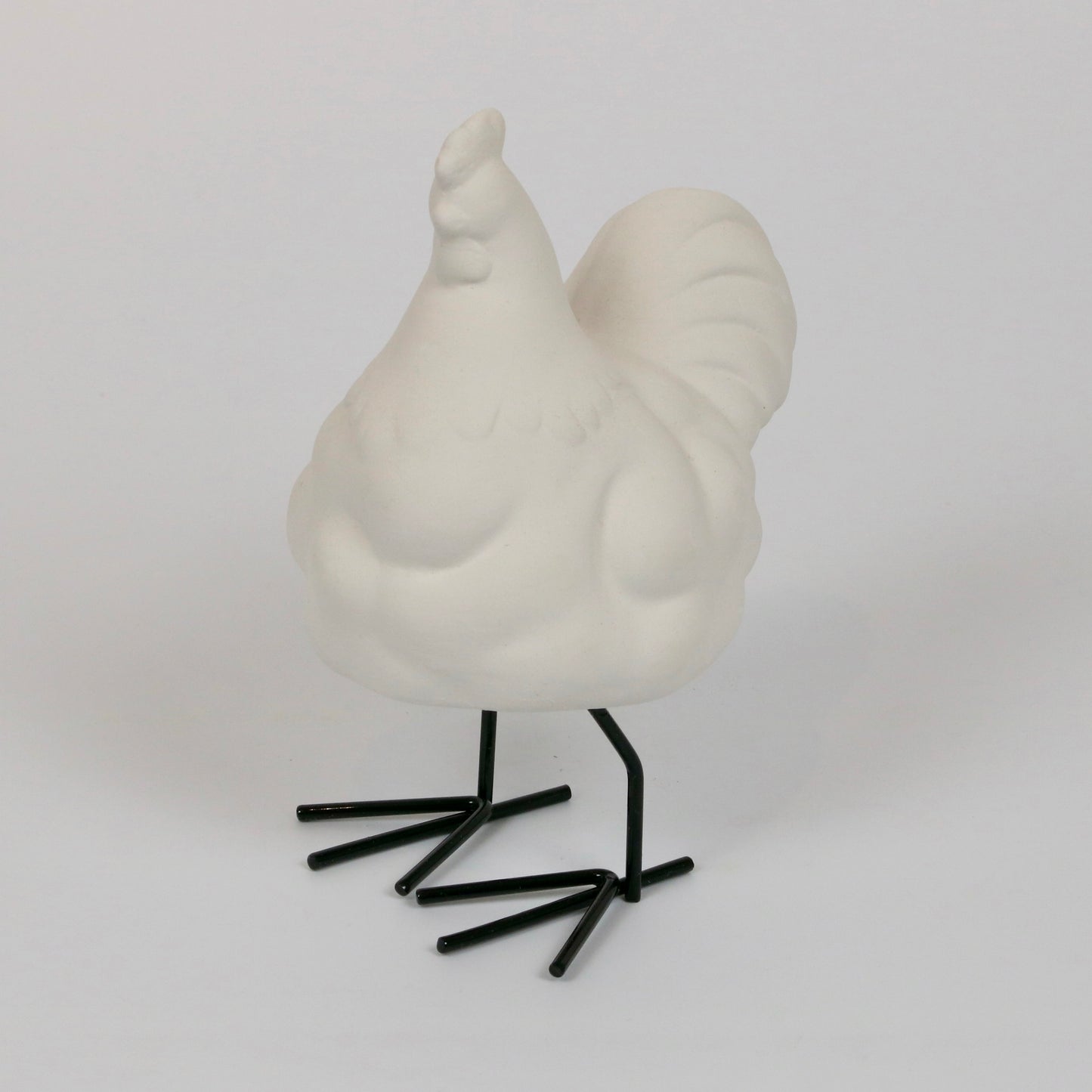 Huhn auf Metallfüßen