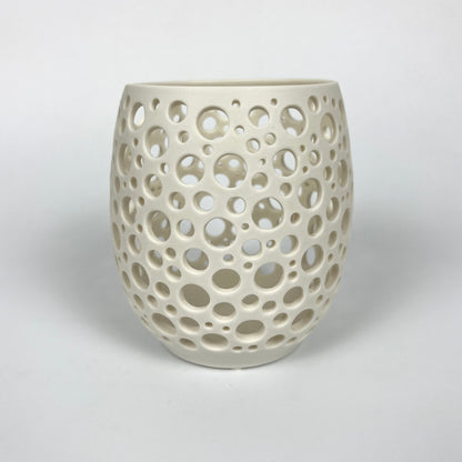 großes weißes handgedrehtes Porzellanlicht mit vielen sehr eng liegenden unterschiedlich großen handgestochenen Löchern