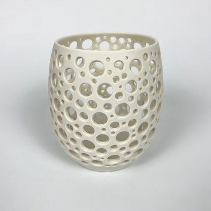 großes weißes handgedrehtes Porzellanlicht mit vielen sehr eng liegenden unterschiedlich großen handgestochenen Löchern