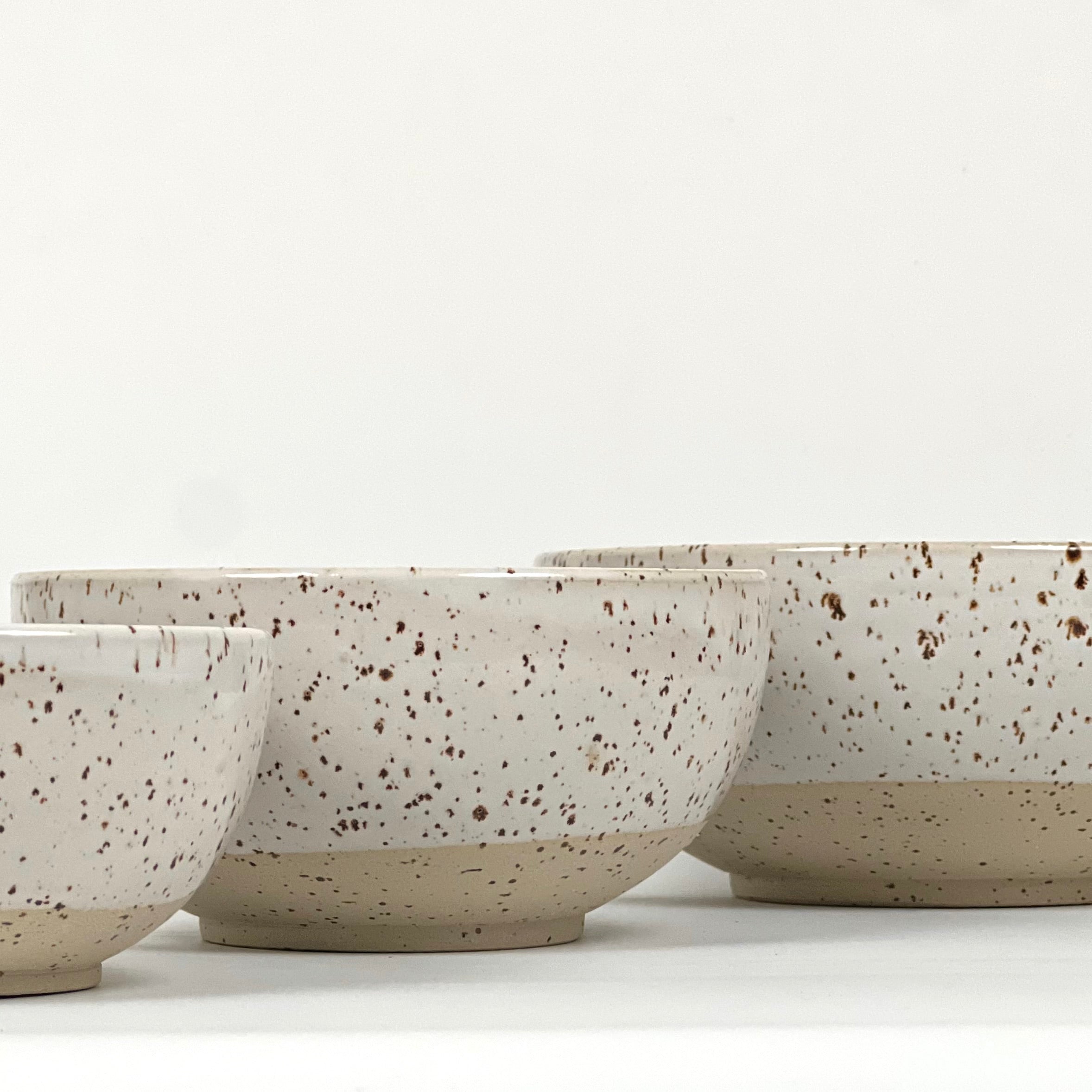 drei unterschiedlich große handgedrehte Bowls aus Steinzeugton mit Basaltspots schräg hintereinandergestellt
