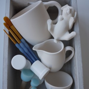 Um auch zuhause Keramik bemalen zu können bietet das Keramikatelier eine mobile Malkiste an.