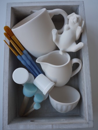Um auch zuhause Keramik bemalen zu können bietet das Keramikatelier eine mobile Malkiste an.